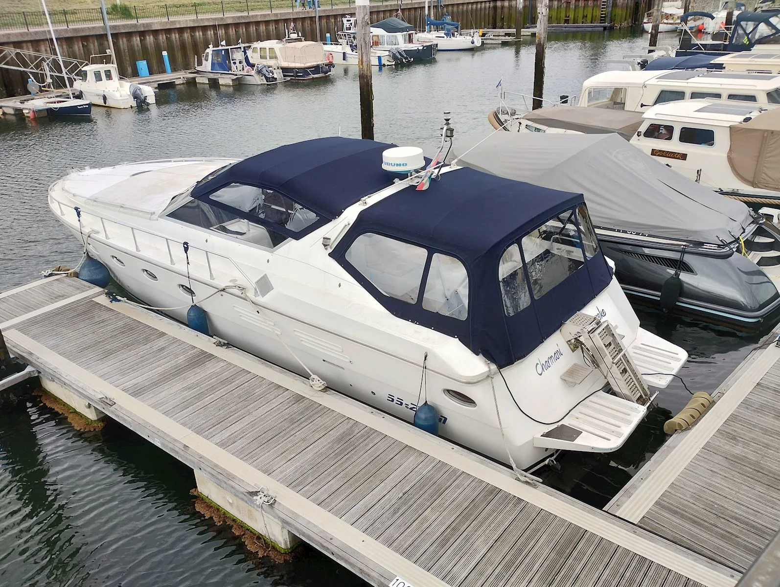 Motorjacht met een nieuwe kap van S & S Zeilmakers